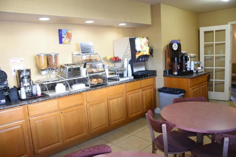 Howard Johnson By Wyndham Middletown Newport Area Экстерьер фото