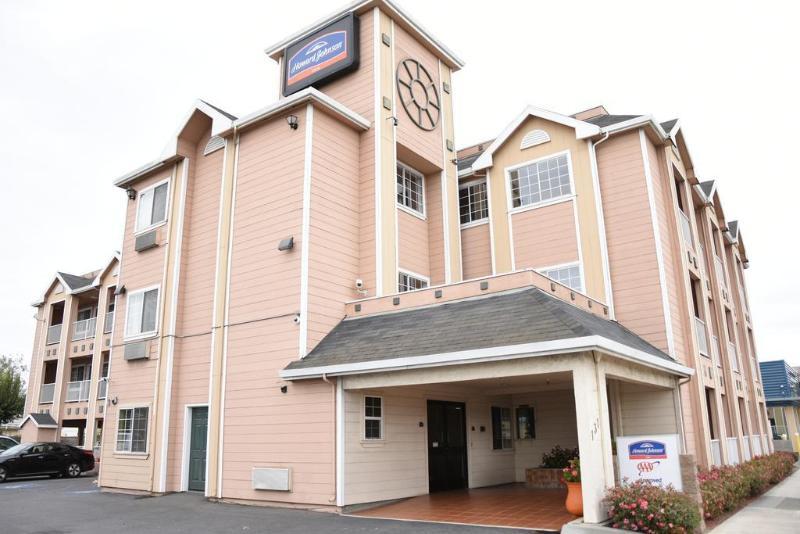 Howard Johnson By Wyndham Middletown Newport Area Экстерьер фото